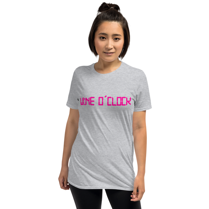 Kortärmad t-shirt i unisex-modell med texten - Wine o clock