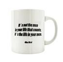 Porslinsmugg med citat av Mae West " Its not the men in your life that counts. Its the life in your men"
