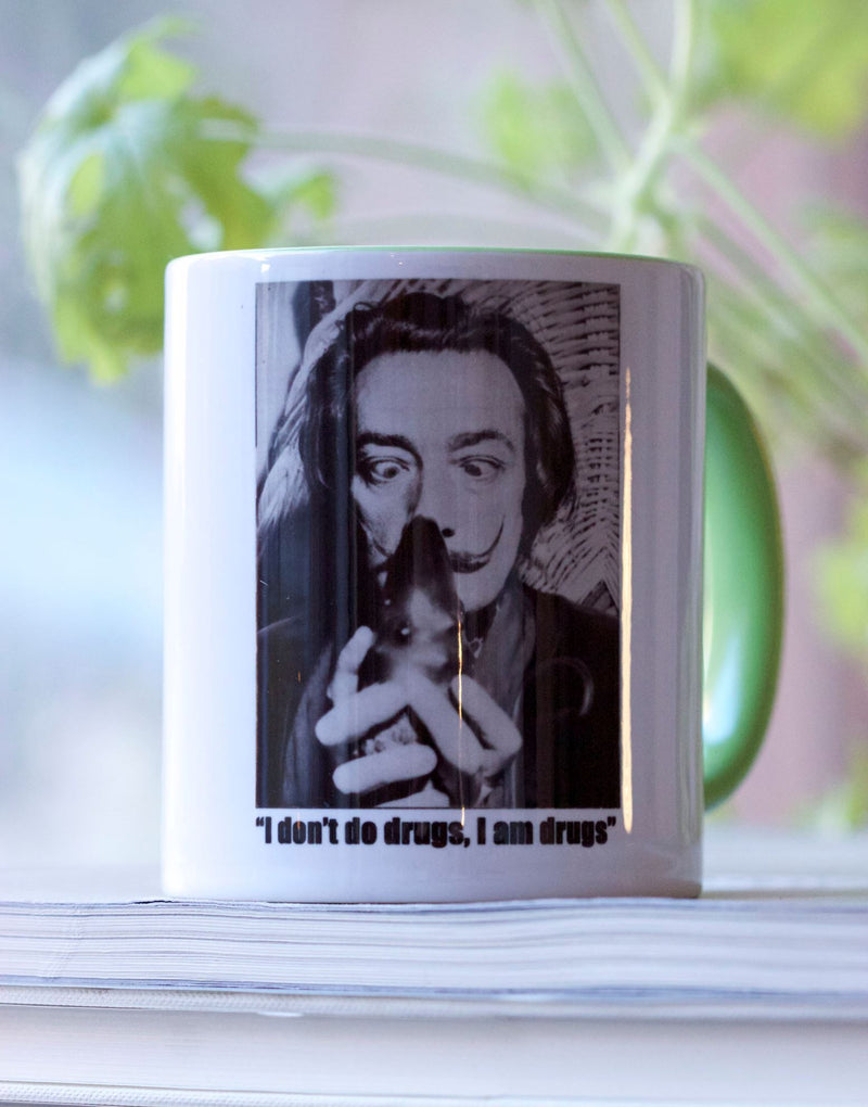 Porslinsmugg med citat av Salvador Dali "I dont do drugs, I am drugs"