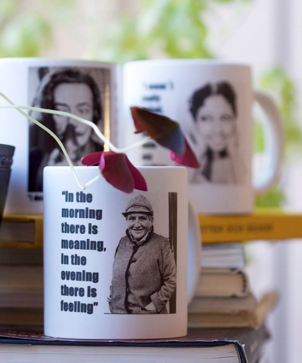 Porslinsmugg med citat av Gertrude Stein "In the morning there is meaning, in the evening there is feeling"