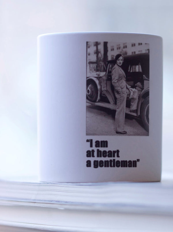 Porslinsmugg med citat av Marlene Dietrich " I am at heart a gentleman"