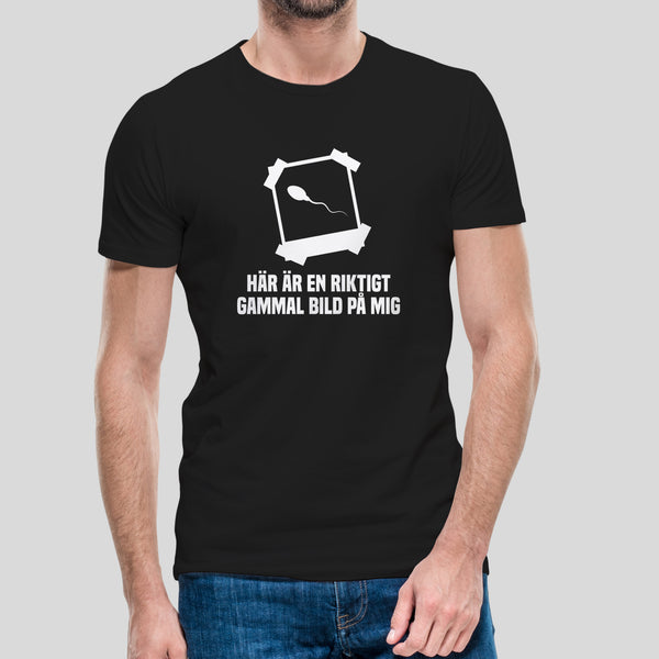 T-shirt med texten "Här är en riktigt gammal bild på mig"