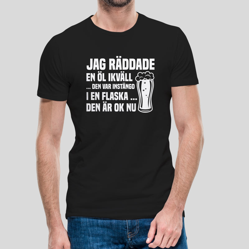 T-shirt med texten "Jag räddade en öl ikväll, den var instängd i en flaska, den är ok nu"