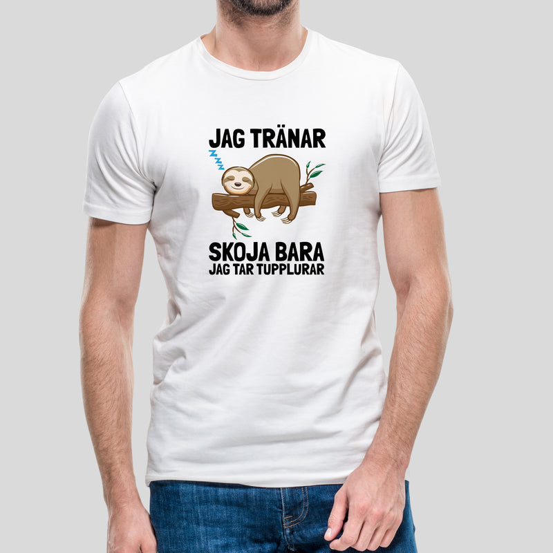 T-shirt med bild texten "Jag tränar. Skoja bara, jag tar tupplurar"