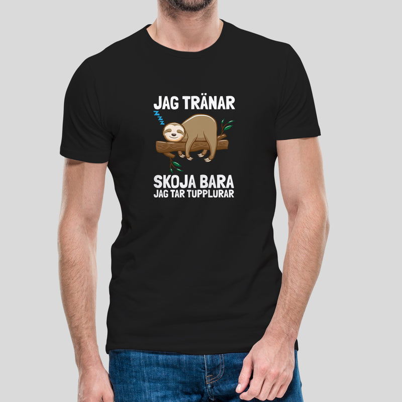 T-shirt med bild texten "Jag tränar. Skoja bara, jag tar tupplurar"