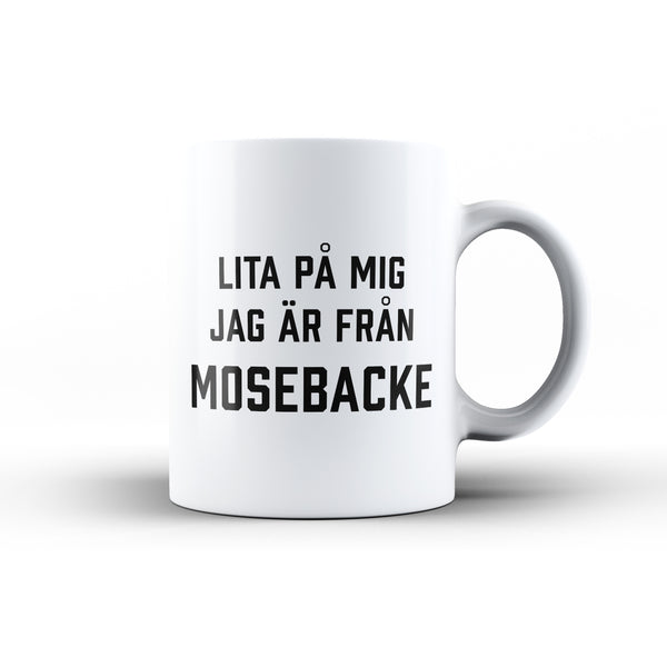 Porslinsmugg med texten "Lita på mig jag är från mosebacke"