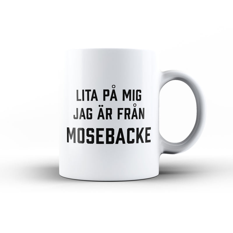 Porslinsmugg med texten "Lita på mig jag är från mosebacke"