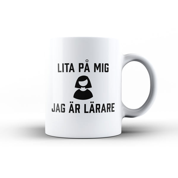 Porslinsmugg med texten "Lita på mig jag är lärare"