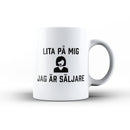 Porslinsmugg med texten "Lita på mig jag är säljare"