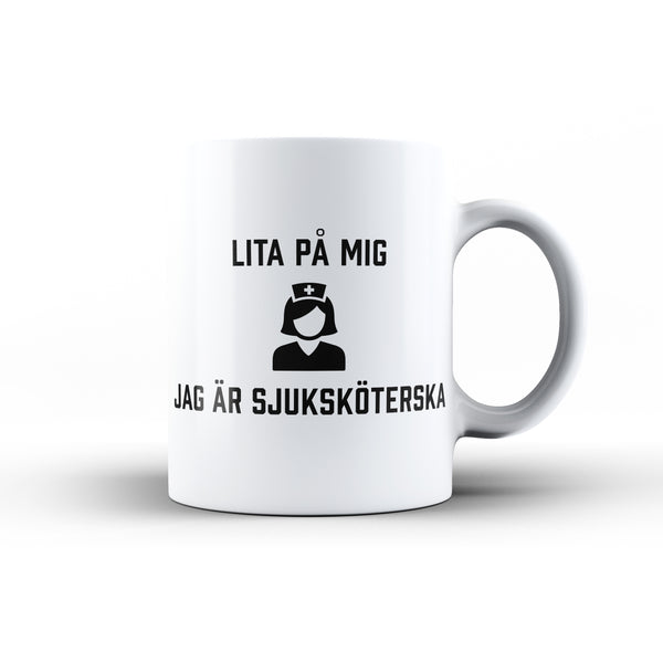 Porslinsmugg med texten "Lita på mig jag är sjuksköterska"