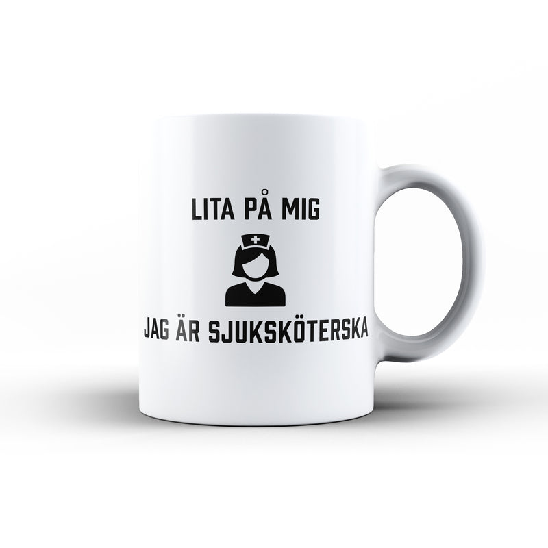 Porslinsmugg med texten "Lita på mig jag är sjuksköterska"