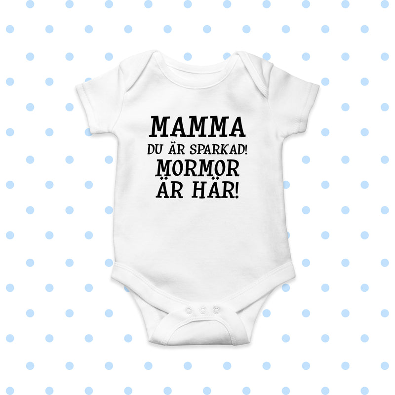 Babybody med texten "Mamma du är sparkad, mormor är här"