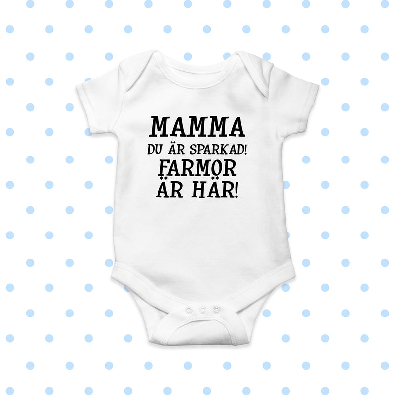 Babybody med texten "Mamma du är sparkad, farmor är här"