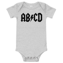 Babybody med texten "ABCD"