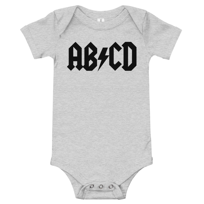 Babybody med texten "ABCD"