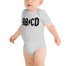 Babybody med texten "ABCD"
