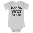 Babybody med texten "Mamma du är sparkad, mormor är här"