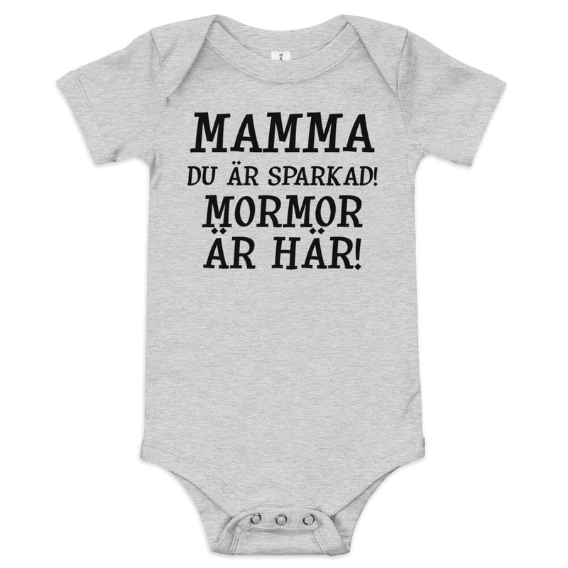 Babybody med texten "Mamma du är sparkad, mormor är här"