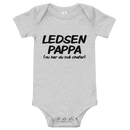 Babybody med texten "Ledsen pappa, nu har du två chefer"