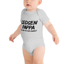Babybody med texten "Ledsen pappa, nu har du två chefer"