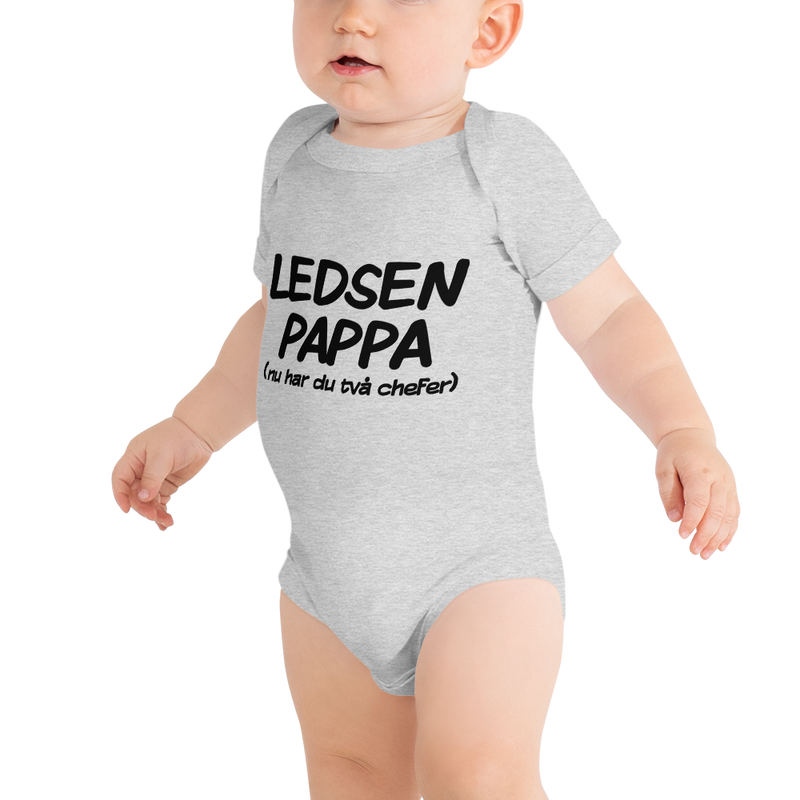 Babybody med texten "Ledsen pappa, nu har du två chefer"