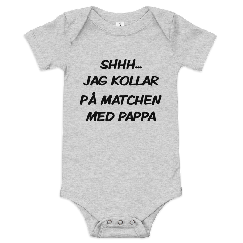 Babybody med texten "Shhh jag kollar på matchen med pappa"