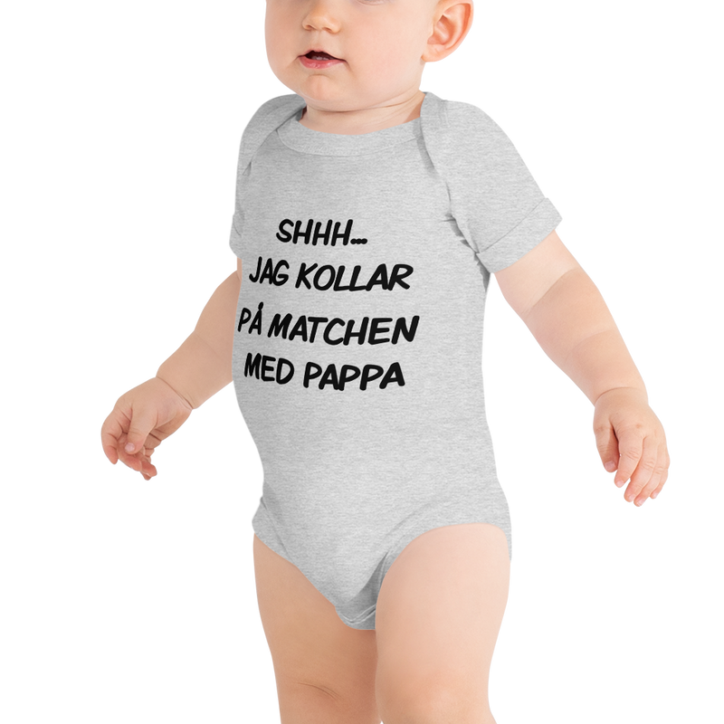 Babybody med texten "Shhh jag kollar på matchen med pappa"