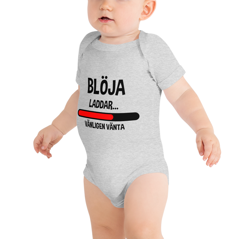 Babybody med texten "Blöja laddar - vänligen vänta"