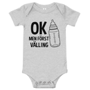 Babybody med texten "OK men först välling"