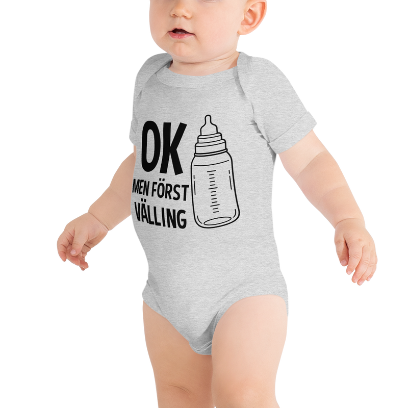 Babybody med texten "OK men först välling"