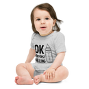 Babybody med texten "OK men först välling"
