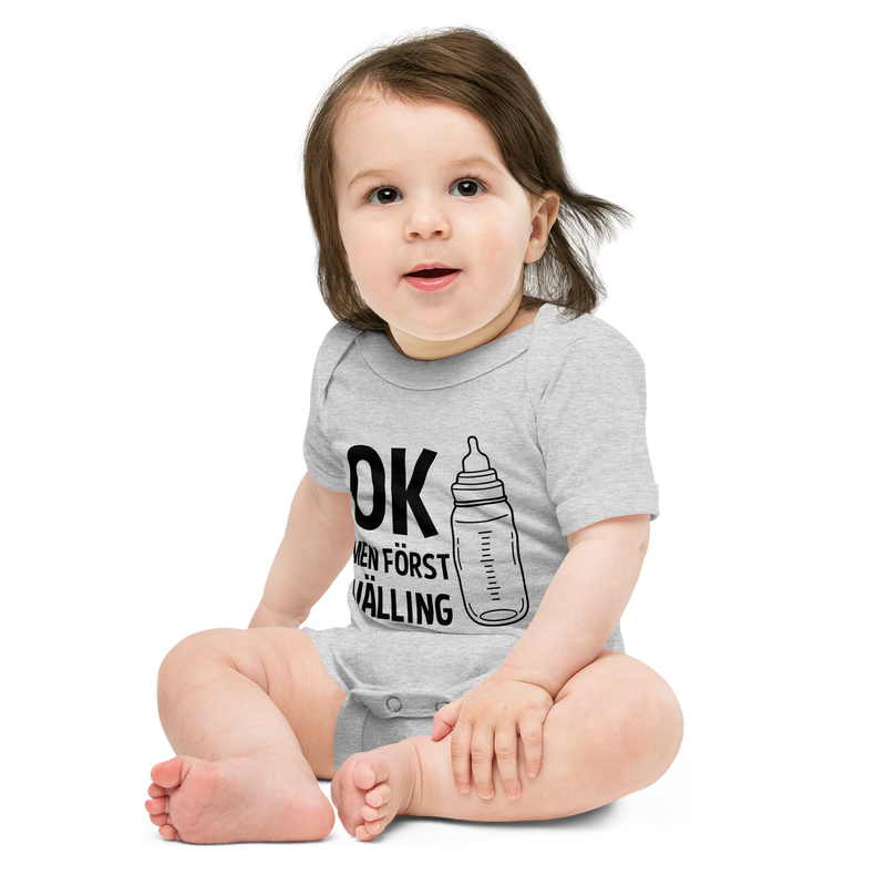 Babybody med texten "OK men först välling"