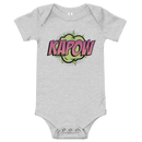 Babybody med texten "KAPOW"