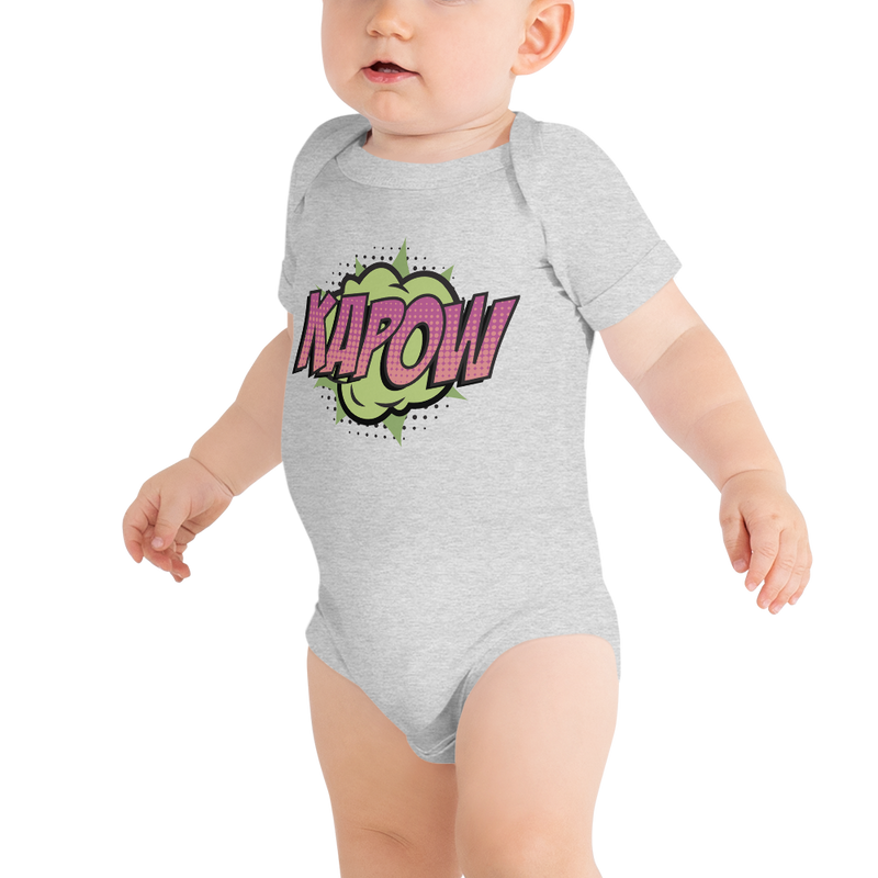 Babybody med texten "KAPOW"