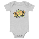 Babybody med texten "WOW"