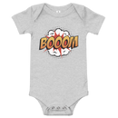 Babybody med texten "BOOM"