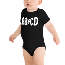 Babybody med texten "ABCD"