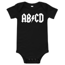 Babybody med texten "ABCD"