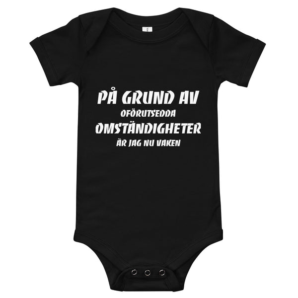 Babybody med texten "På grund av omständigheter"