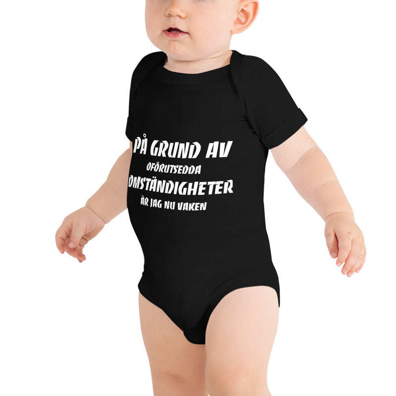 Babybody med texten "På grund av omständigheter"