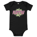 Babybody med texten "KAPOW"