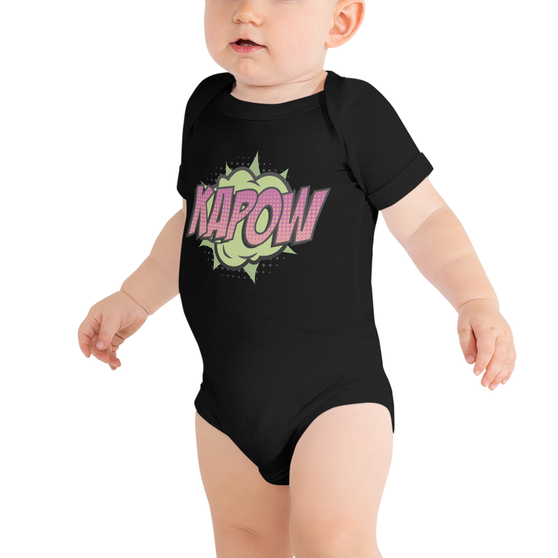 Babybody med texten "KAPOW"
