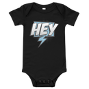Babybody med texten "HEY"
