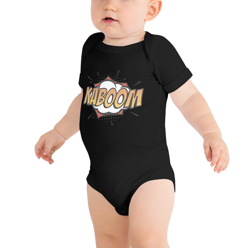 Babybody med texten "KABOOM"