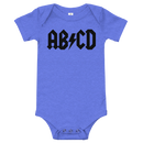 Babybody med texten "ABCD"
