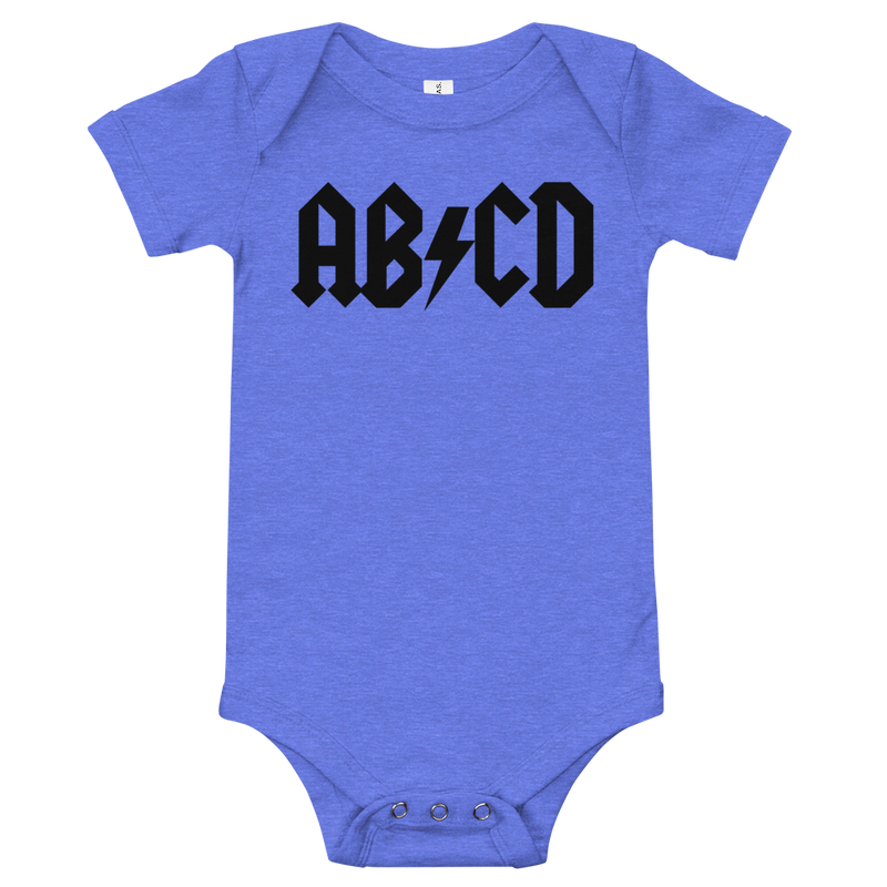 Babybody med texten "ABCD"