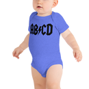 Babybody med texten "ABCD"