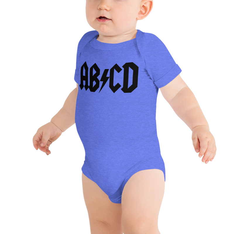 Babybody med texten "ABCD"