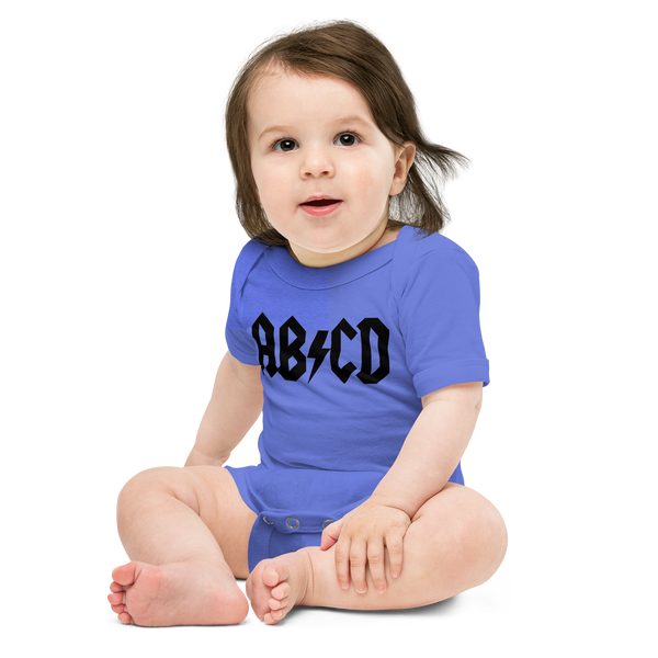 Babybody med texten "ABCD"