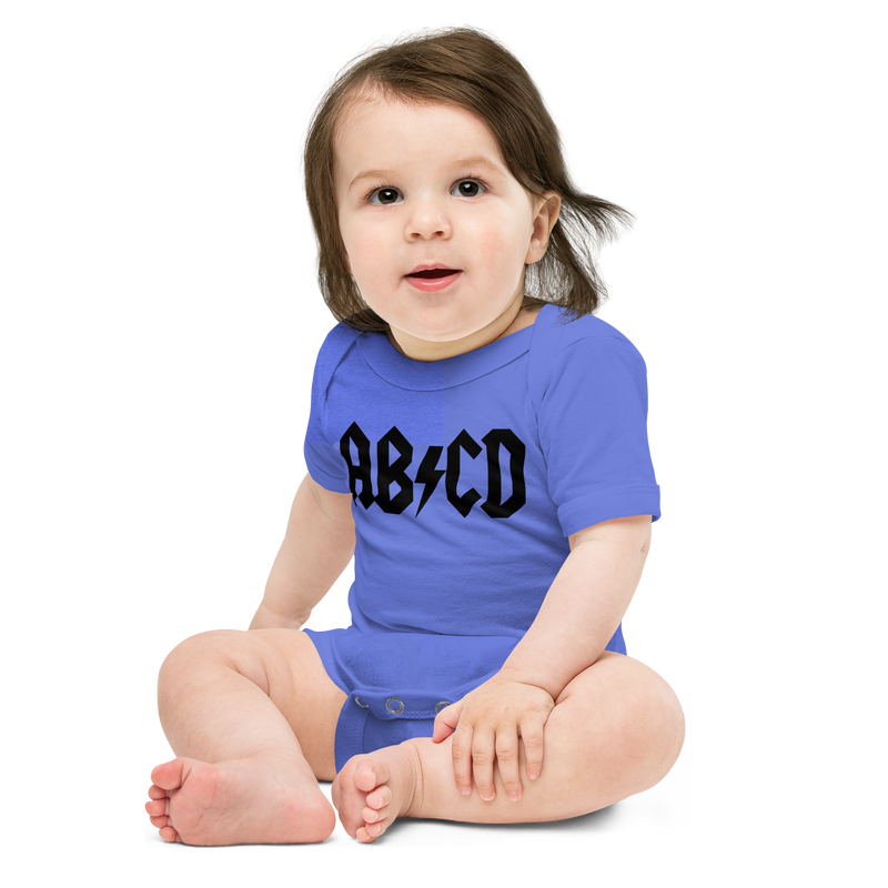 Babybody med texten "ABCD"